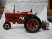 IH FARMALL 400 GAS W/ PLATFORM W/ MILK CANS TOY TRACTOR ZJD1628  