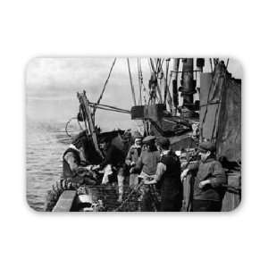  Deep Sea fishermen pause to mend their   Mouse Mat 