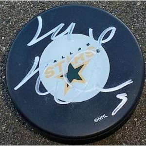  Mike Modano Autographed Hockey Puck   1999 STANLEY CUP 
