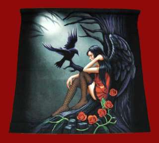 wandbehang mit dem motiv lady with raven der bekannten kuenstlerin 