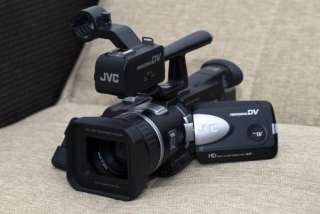 PRO JVC JY HD10U HIGH DEF CAMCORDER + LIGHT + JVC CASE (499.99 VALUE 