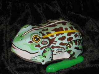 VINTAGE YONE TIN WIND UP FROG TOY.MADE IN JAPAN  